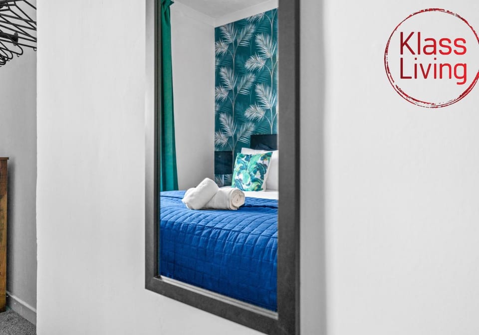Bed, Decorative detail, Bedroom, Guests, group of guests, cot, Family