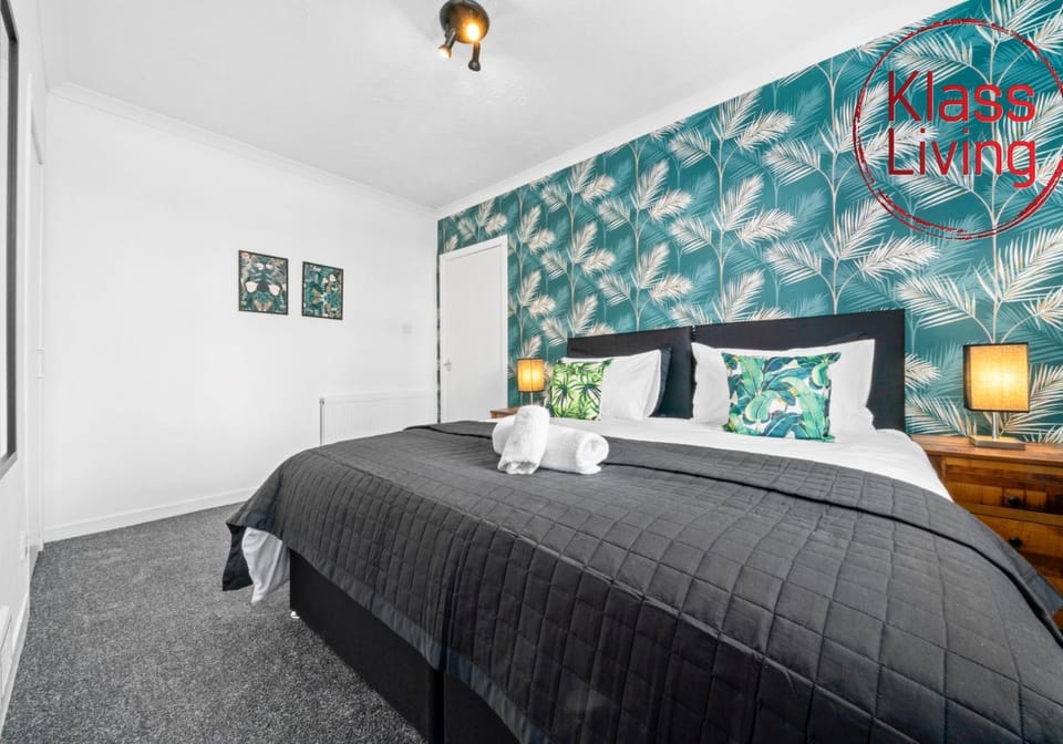 Bed, Decorative detail, Bedroom, Guests, group of guests, cot, Family