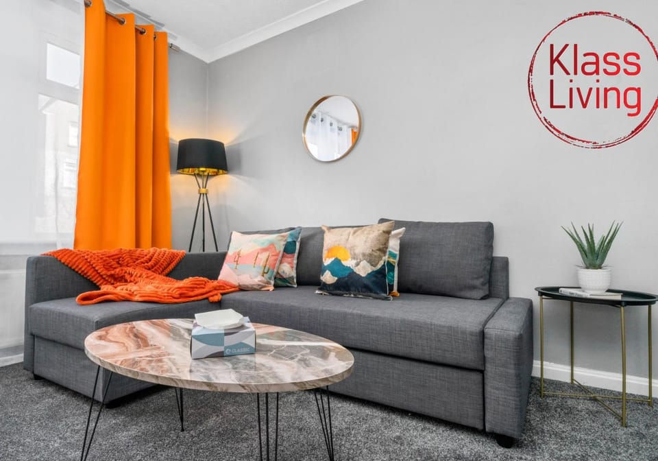 TV and multimedia, Living room, Decorative detail, Seating area, Dining area, Guests, group of guests, Family