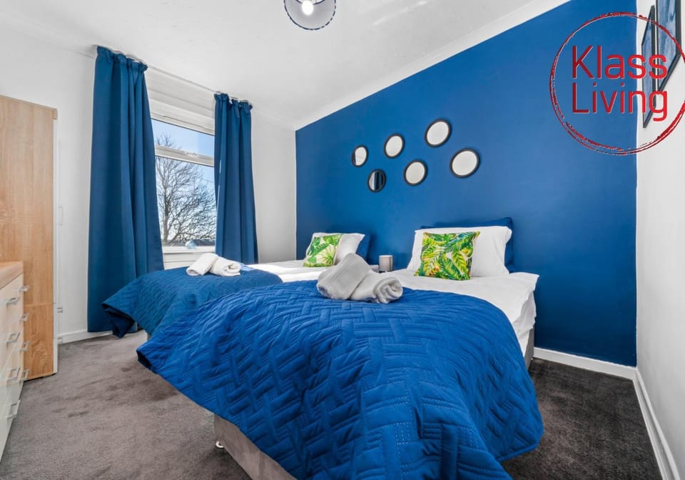 Bed, Decorative detail, Bedroom, Guests, group of guests, cot, Family