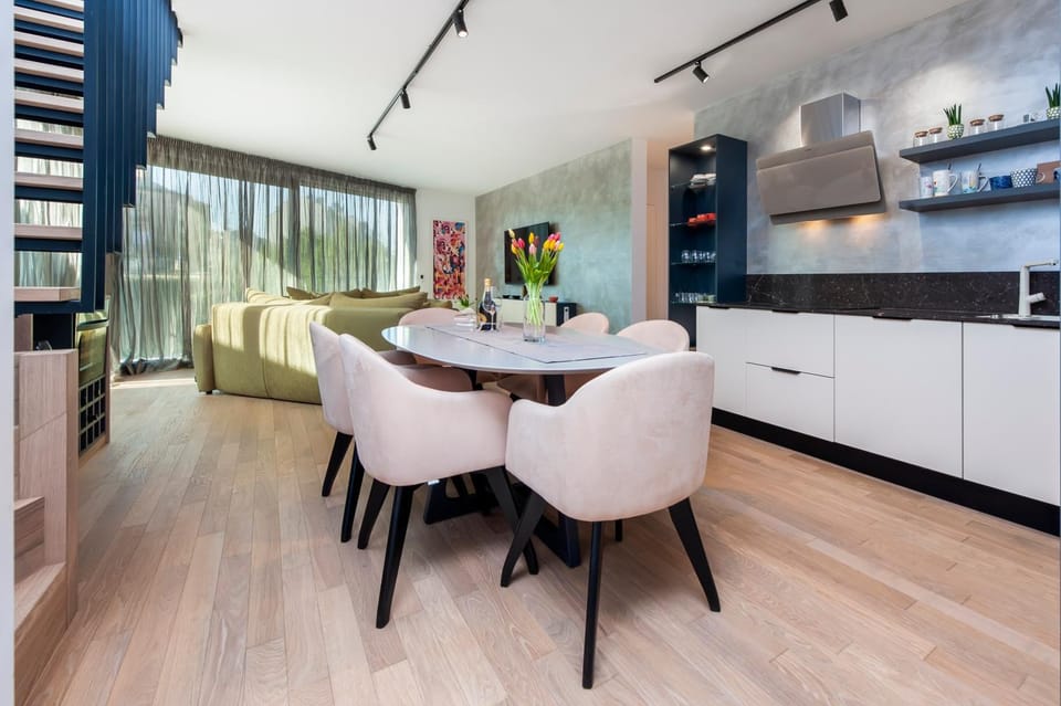 Kitchen or kitchenette, Living room, Seating area, Dining area