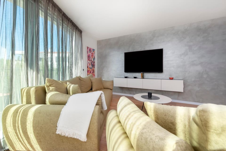 Communal lounge/ TV room, TV and multimedia, Living room, Seating area