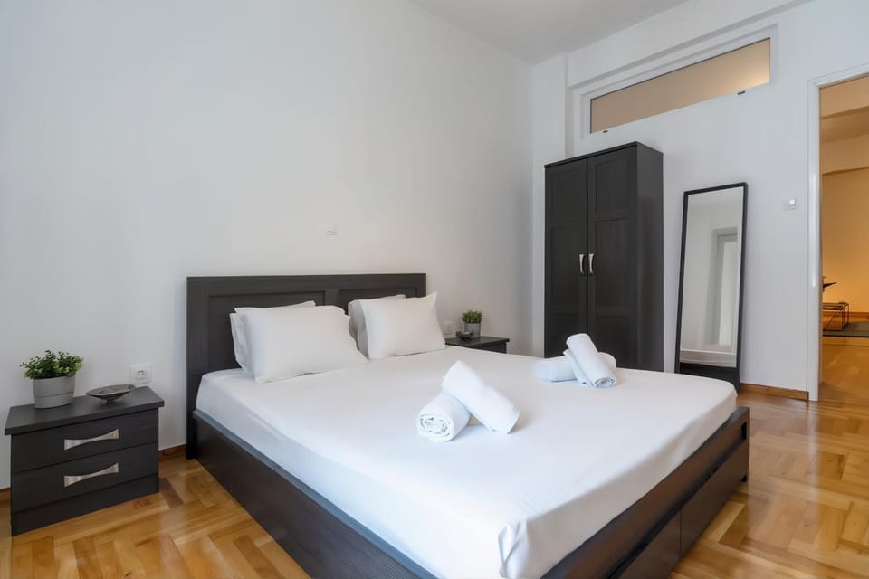 Modern 2BD apt in Athens , 3-min metro Apartment in Athens