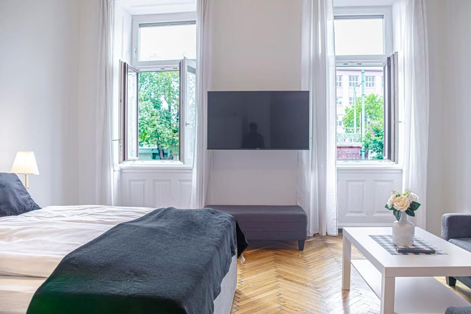 Bed, TV and multimedia, Bedroom