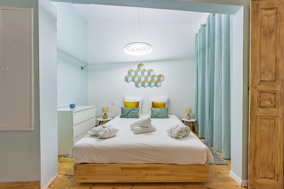 Photo of the whole room, Bedroom