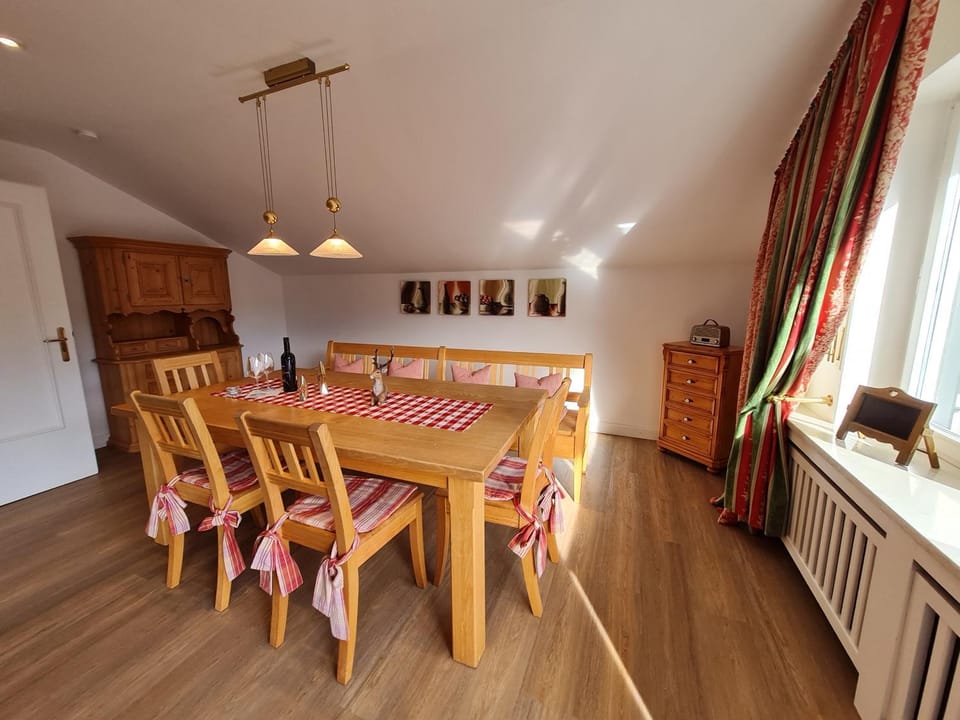 Seating area, Dining area