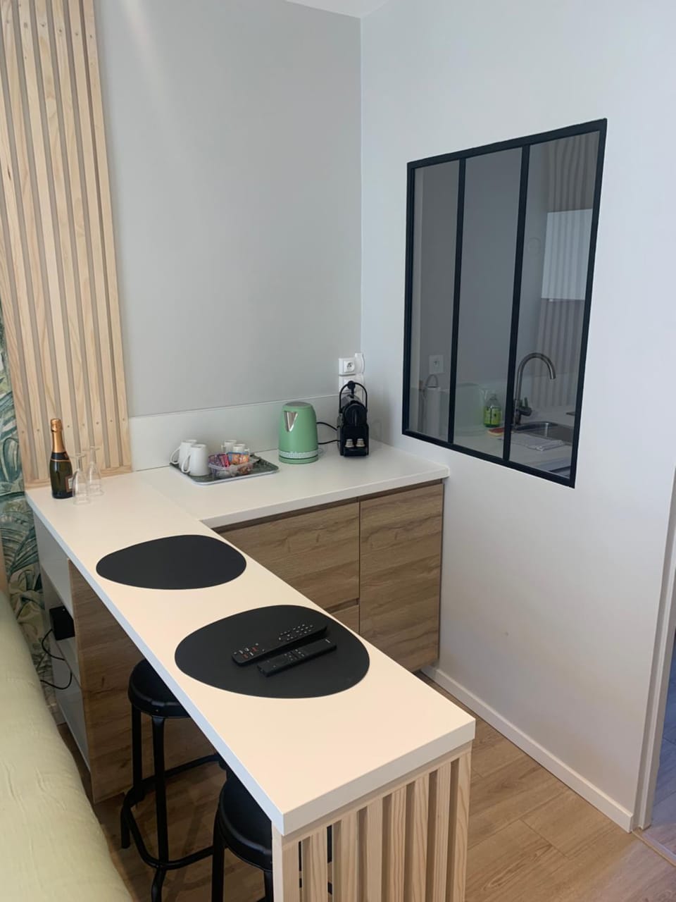 Coffee/tea facilities, Kitchen or kitchenette, Dining area