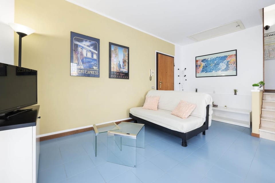 Communal lounge/ TV room, Bed, TV and multimedia, Living room