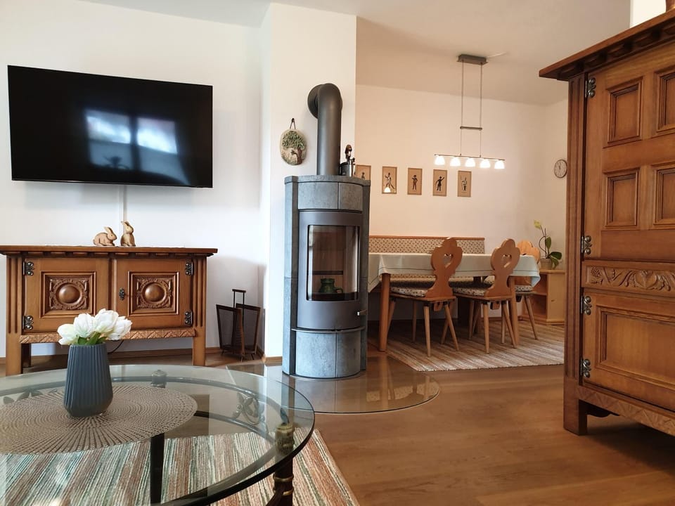 TV and multimedia, Living room, Seating area, Dining area