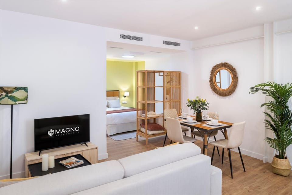 Bed, TV and multimedia, Kitchen or kitchenette, Living room, Photo of the whole room, Seating area, Dining area, Bedroom, minibar, air conditioner