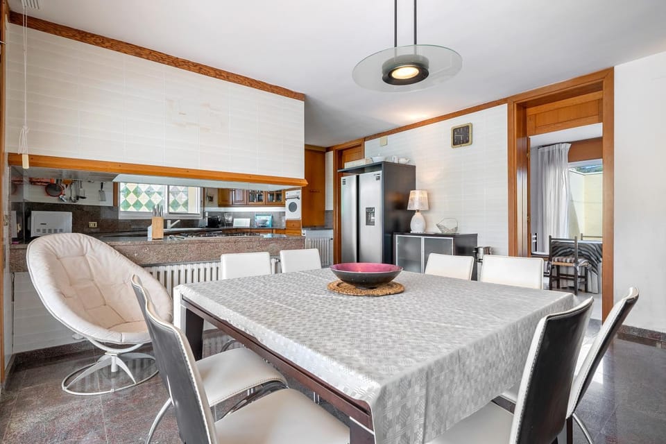 Property building, Kitchen or kitchenette, Living room