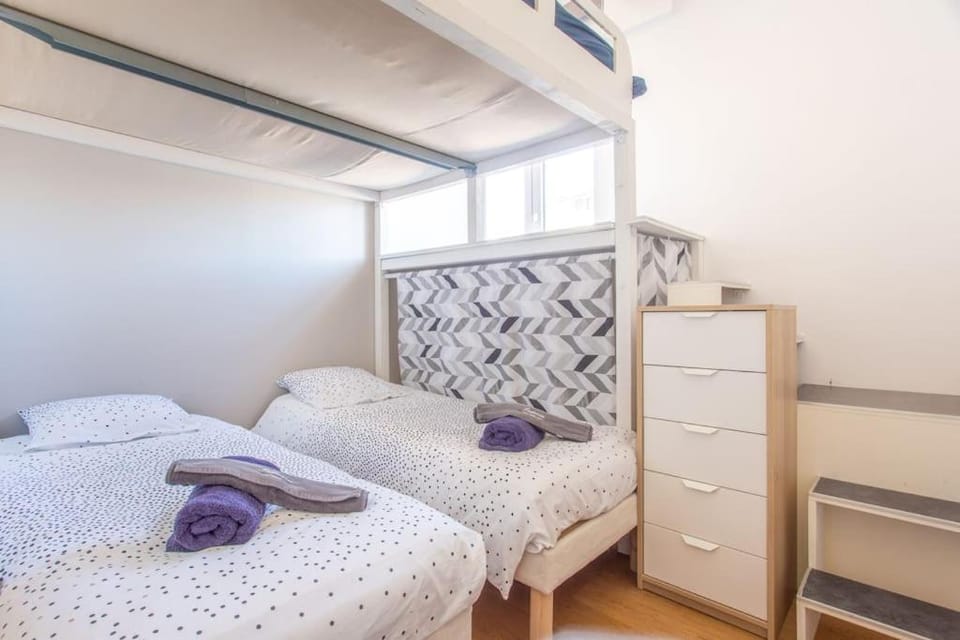 Cosy apt for 6/8p best location in old Antibes Apartment in Antibes