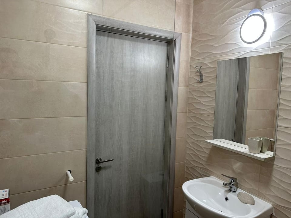 Shower, Toilet
