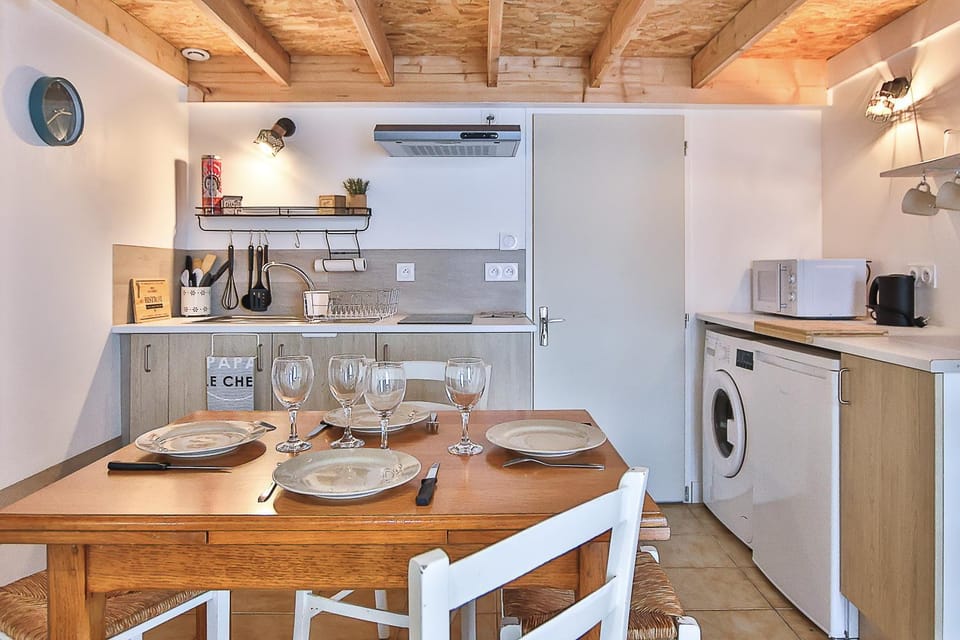 Property building, Kitchen or kitchenette, Living room
