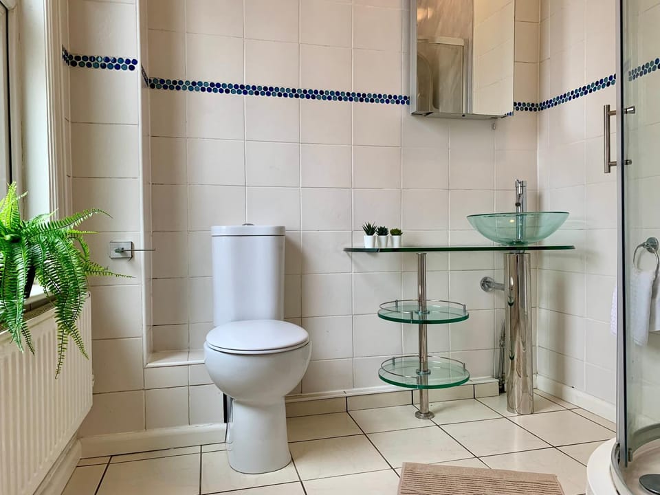 Spacious 6BR Victorian Home in 14 Somerford Near Wolverhampton Centre with Free Parking House in Wolverhampton