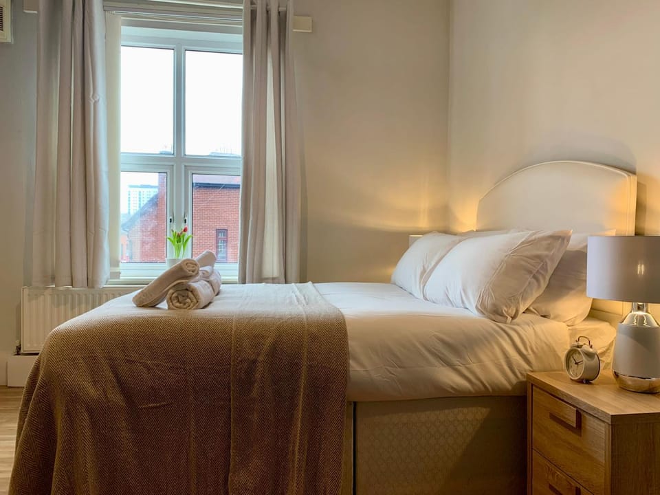6BR Home with Parking Near Wolverhampton House in Wolverhampton