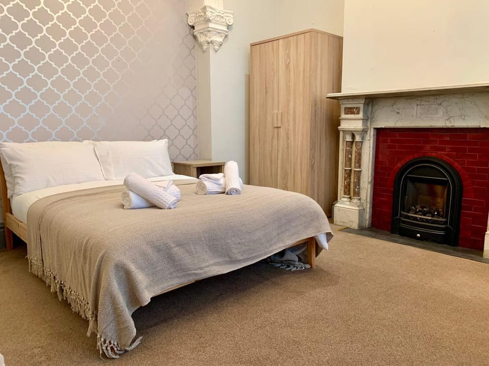 6BR Home with Parking Near Wolverhampton House in Wolverhampton