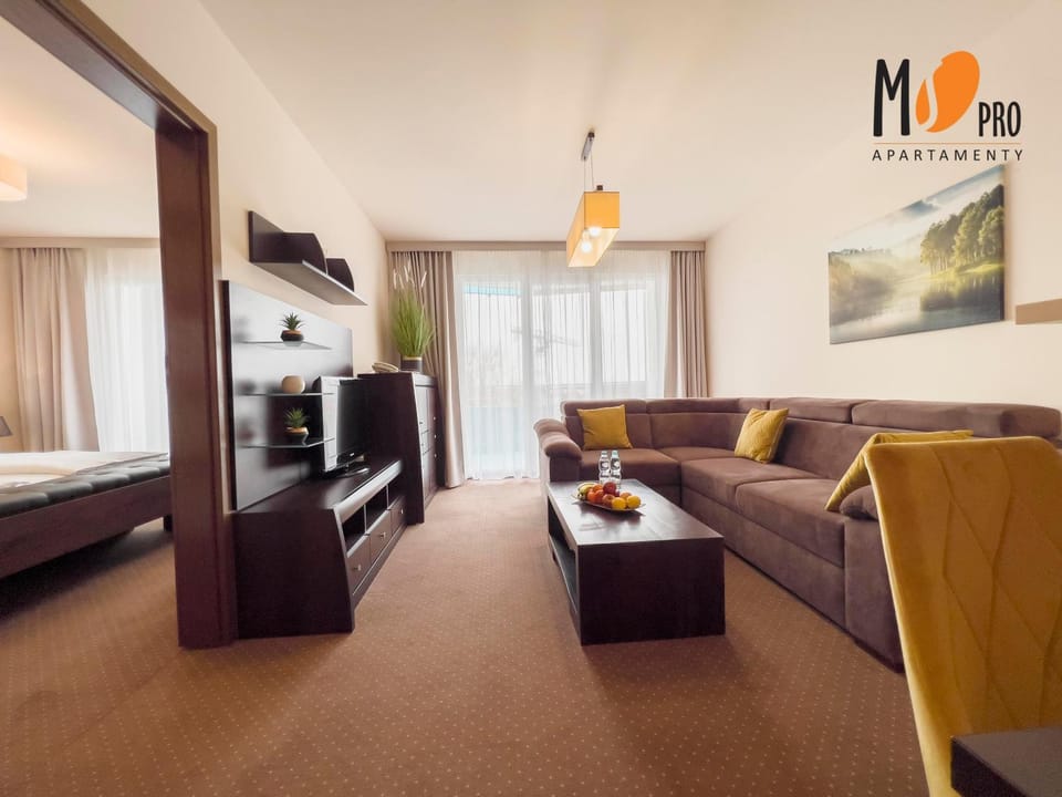 Bed, TV and multimedia, Living room, Photo of the whole room, Seating area, Bedroom