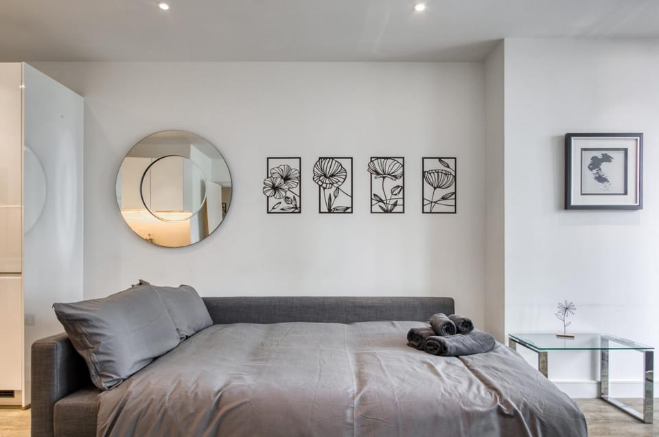 1 Bed & Sofa Bed next to Nine Elms Station ZONE 1 Apartment in London