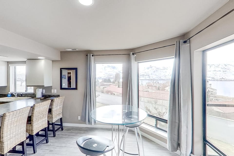 Lake Chelan Shores Sleek Stunner 19 to 4 Apartment in Chelan (In Town)