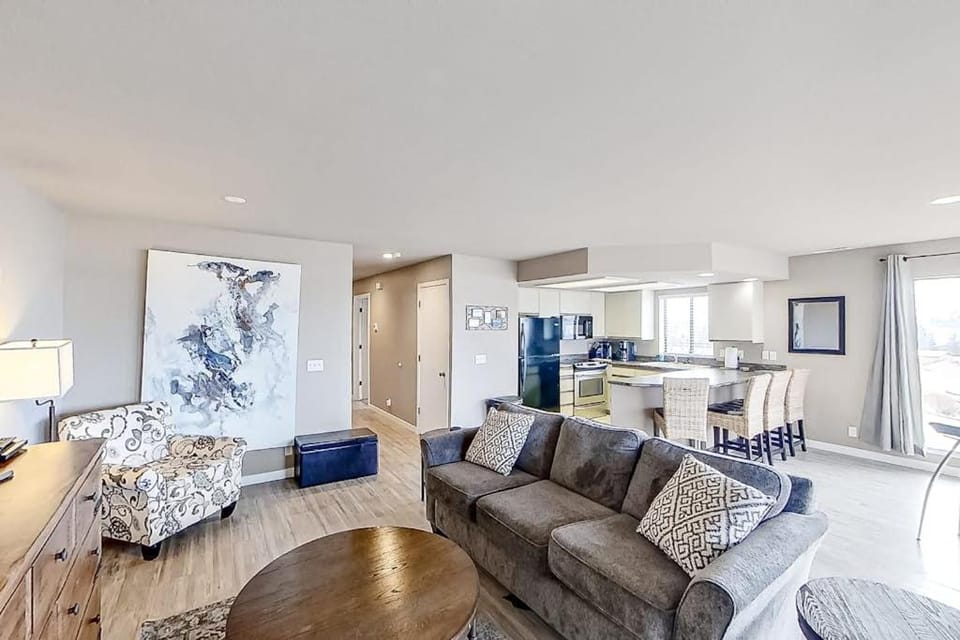 Lake Chelan Shores Sleek Stunner 19 to 4 Apartment in Chelan (In Town)
