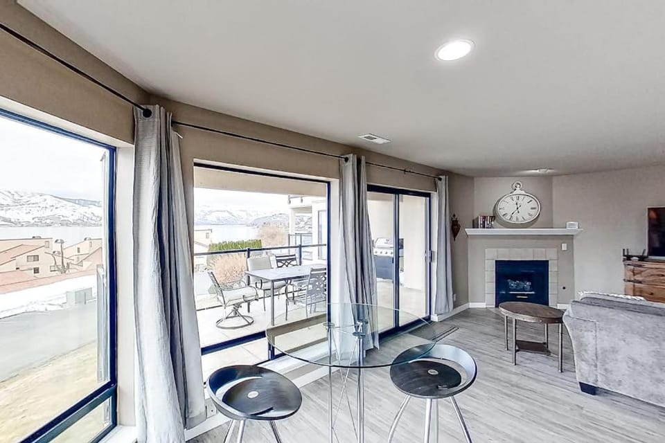 Lake Chelan Shores Sleek Stunner 19 to 4 Apartment in Chelan (In Town)