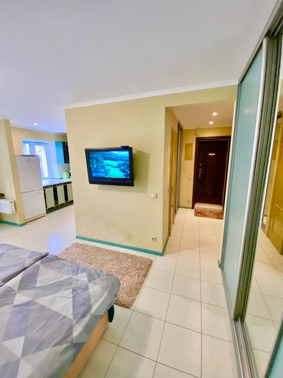 Bed, TV and multimedia, Photo of the whole room