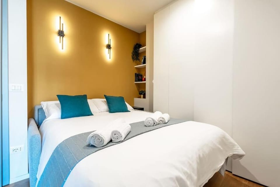 Bed, Bedroom, towels