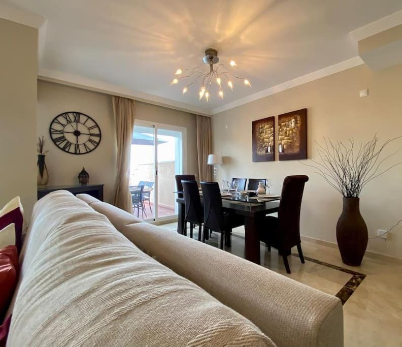 TV and multimedia, Living room, Seating area, Dining area