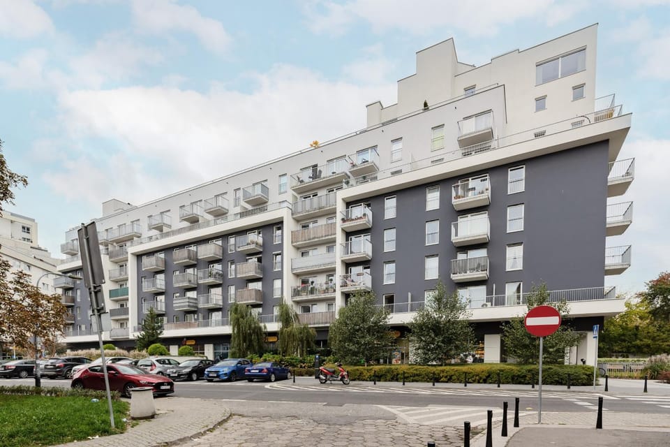 Property building, Day, Neighbourhood, City view, Street view, Location, Parking