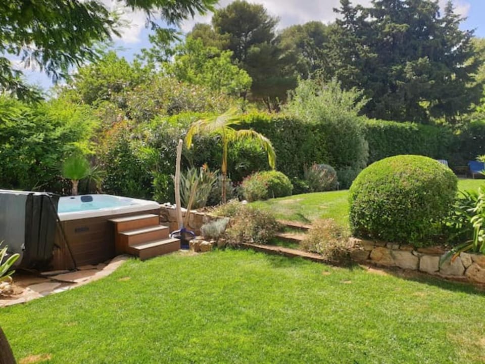 Garden, Hot Tub