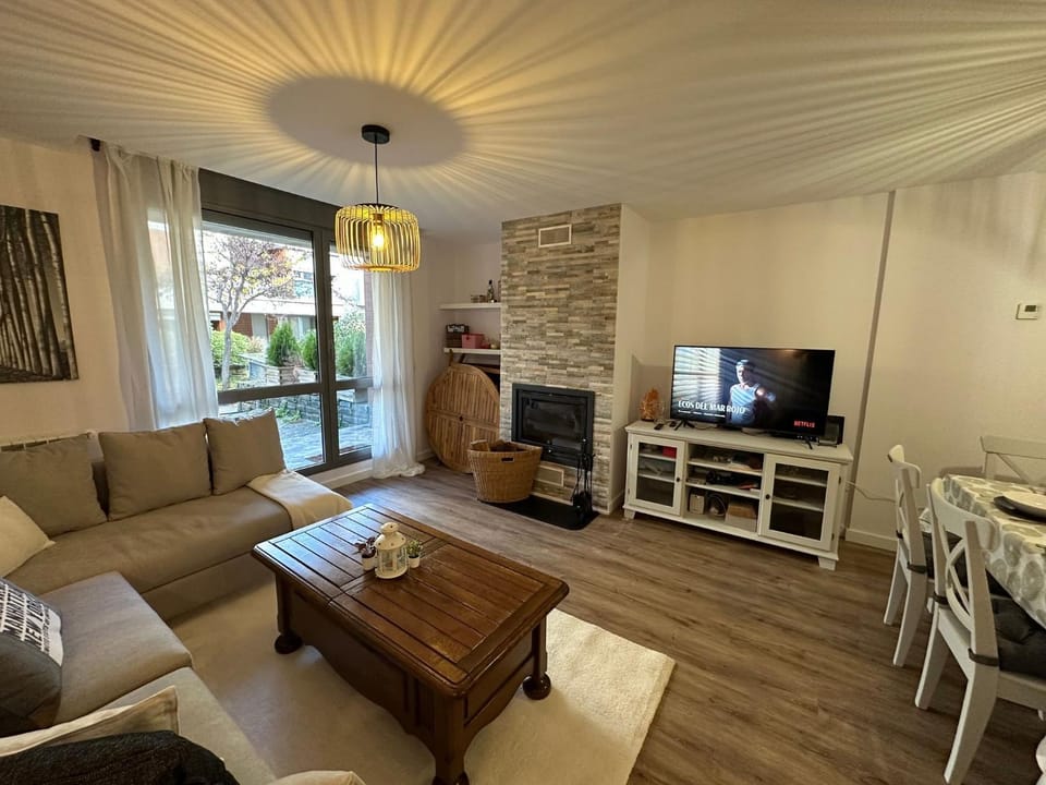 Communal lounge/ TV room, TV and multimedia, Living room, Dining area