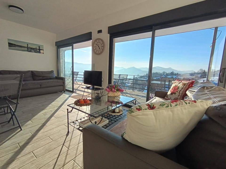 View (from property/room), Balcony/Terrace, Living room, Mountain view