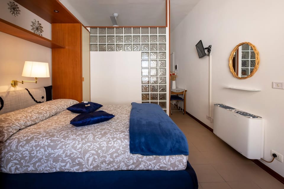 Bed, towels