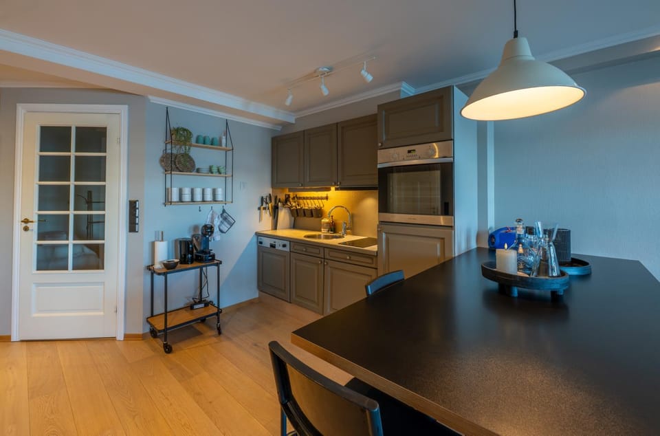 Coffee/tea facilities, Dining area, stove