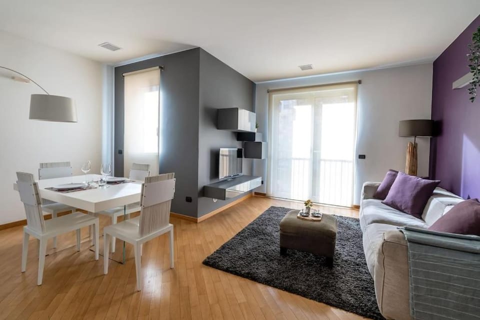 TV and multimedia, Living room, Seating area, Dining area, air conditioner