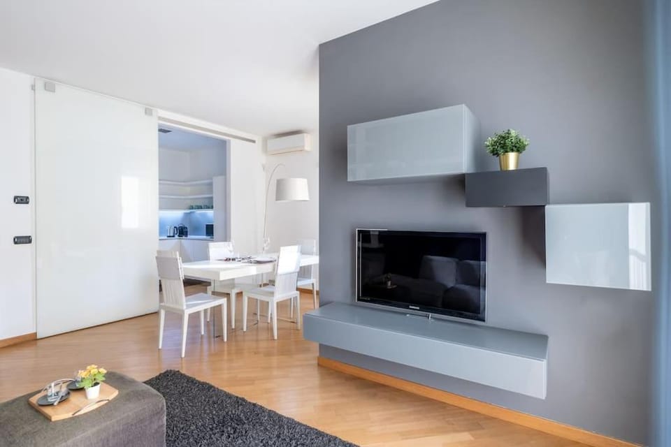 TV and multimedia, Living room, Seating area, Dining area