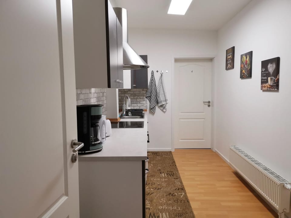 Kitchen or kitchenette, minibar, oven, stove