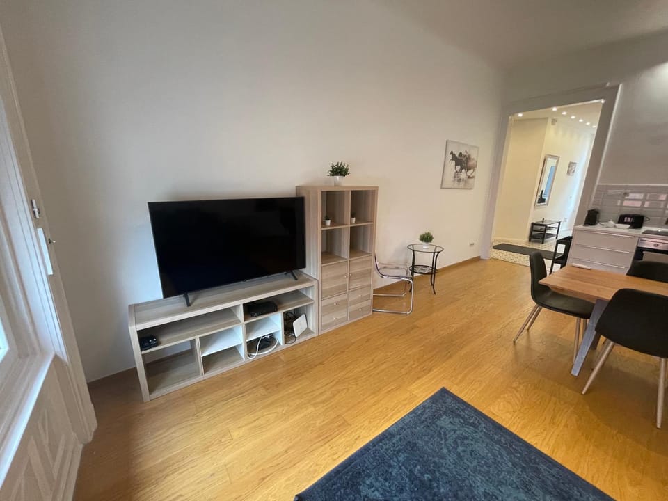 TV and multimedia, Living room, Seating area, Evening entertainment