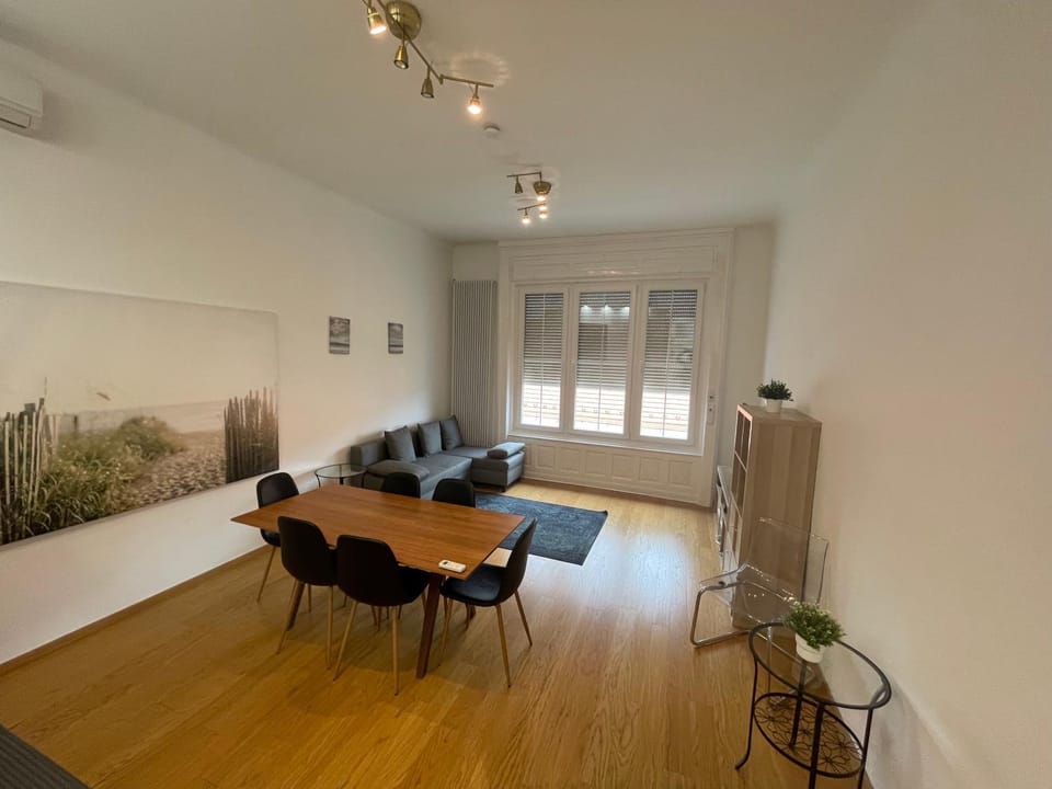 TV and multimedia, Living room, Seating area, Dining area