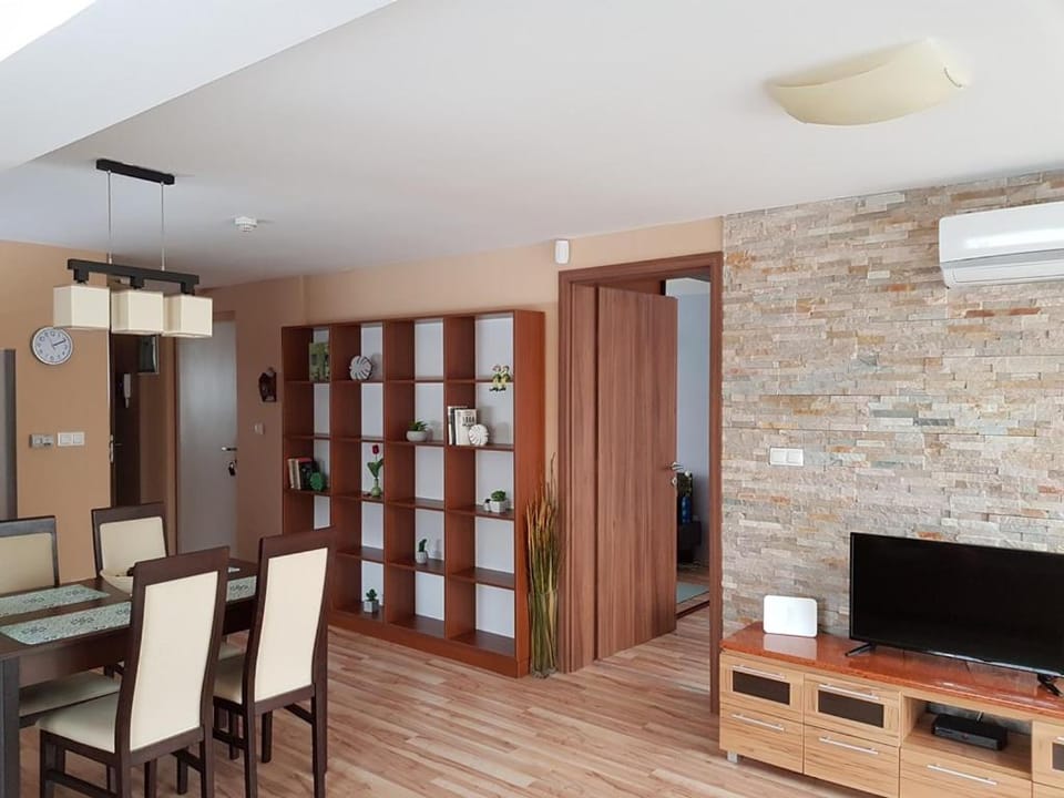 TV and multimedia, Living room, Dining area, air conditioner