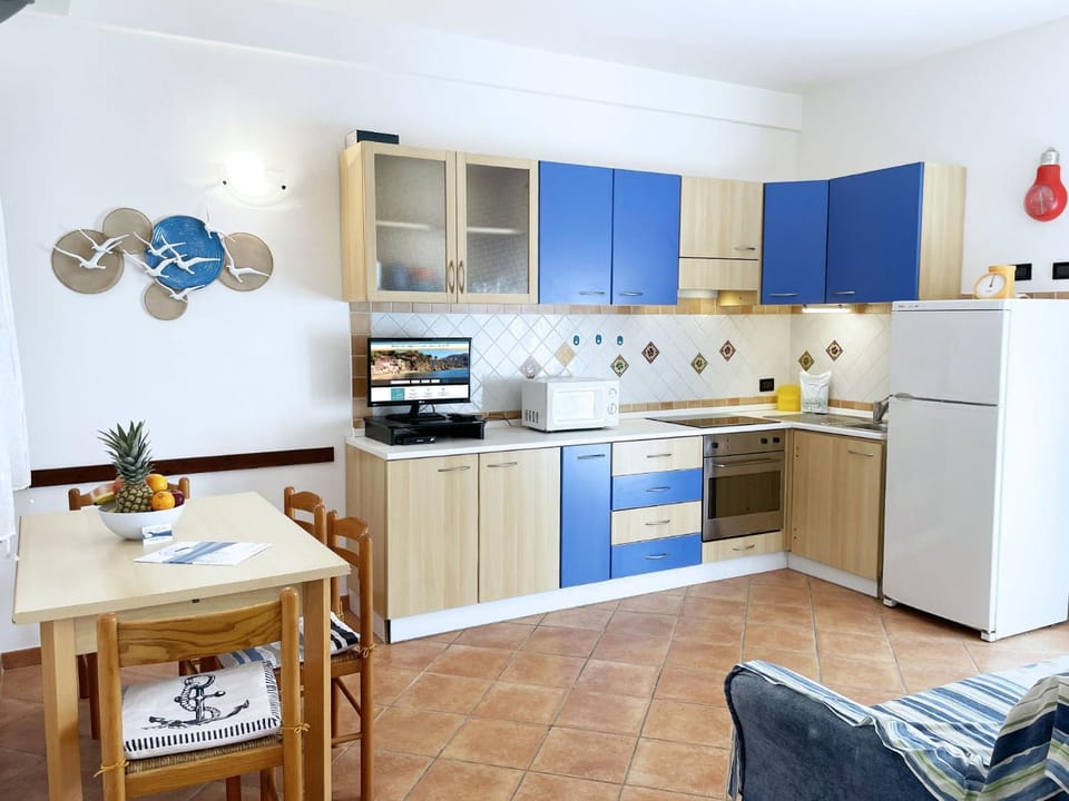 Kitchen or kitchenette, Dining area, minibar, pet friendly, stove