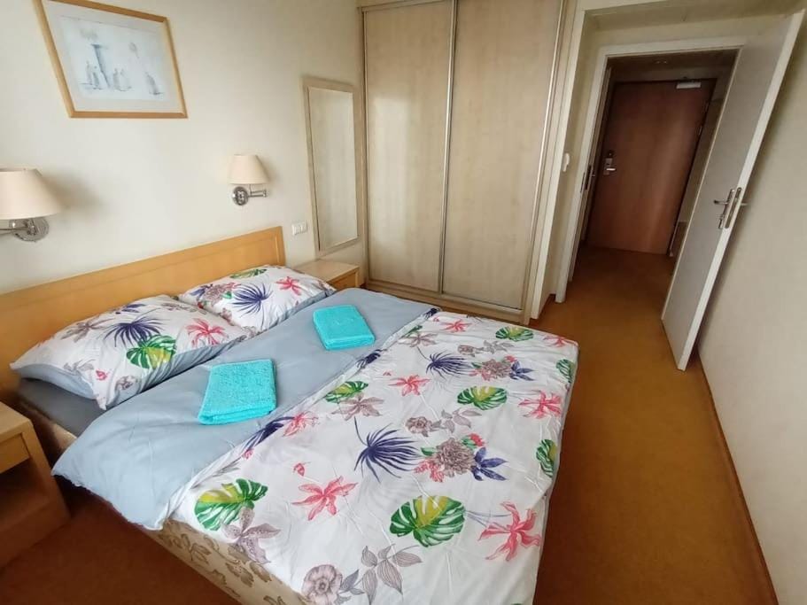 Bed, Photo of the whole room, wardrobe