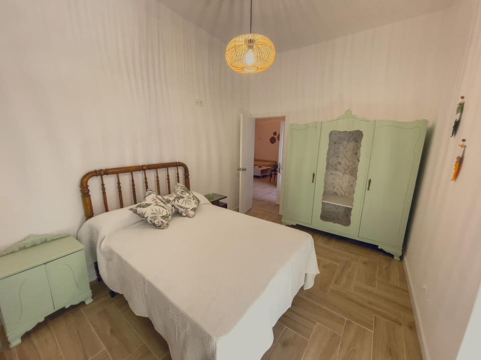 Bed, Photo of the whole room, Bedroom, wardrobe