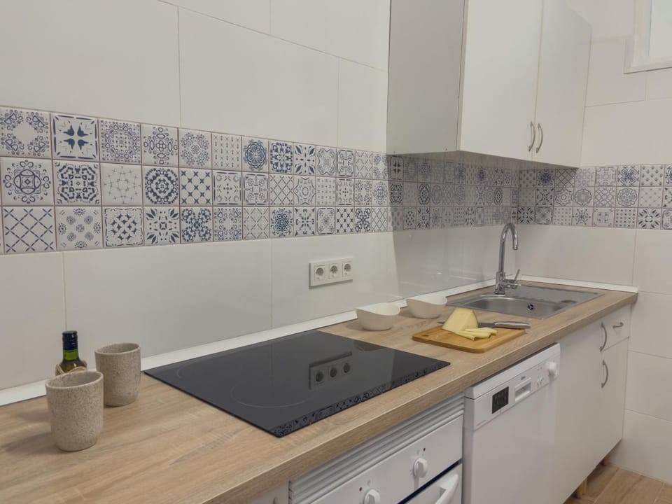Food close-up, minibar, pet friendly, stove, kitchen