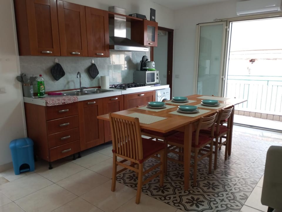 Kitchen or kitchenette, Dining area, stove