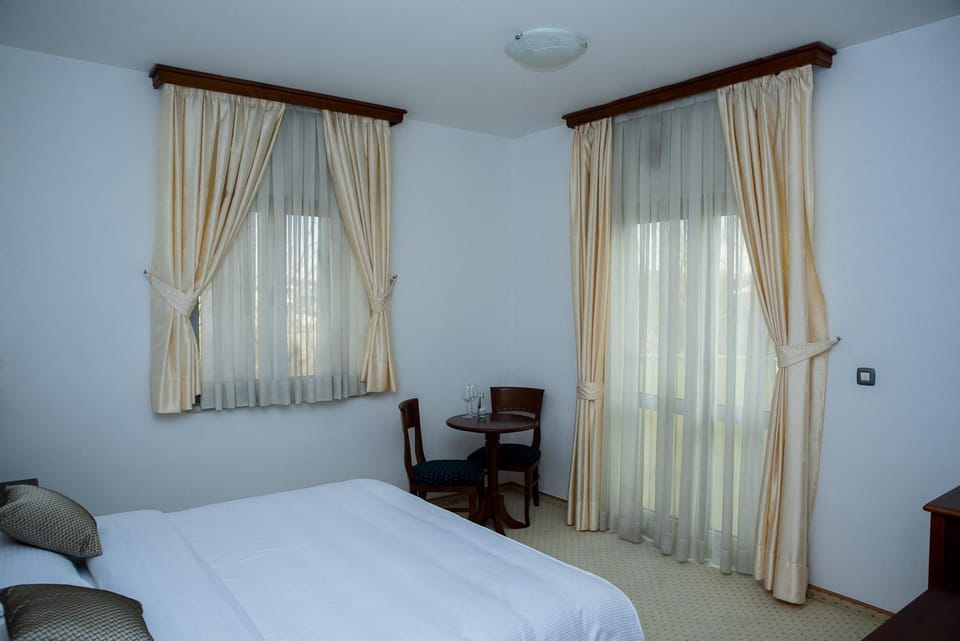 Bed, Living room, Photo of the whole room, Seating area, Bedroom