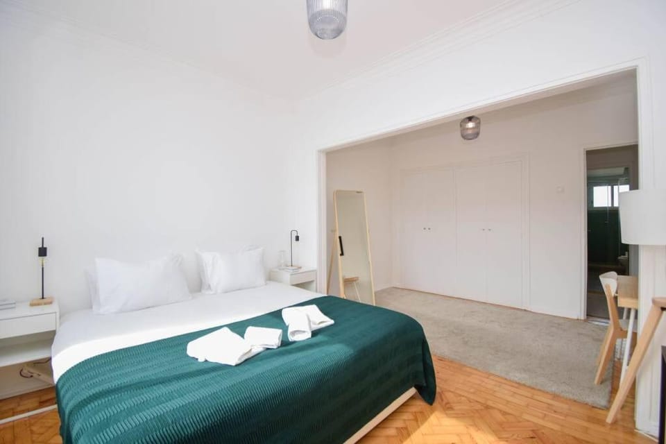 Bed, Bedroom, towels