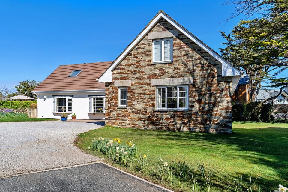Property building, Spring, Off site, Day, Garden, Garden view
