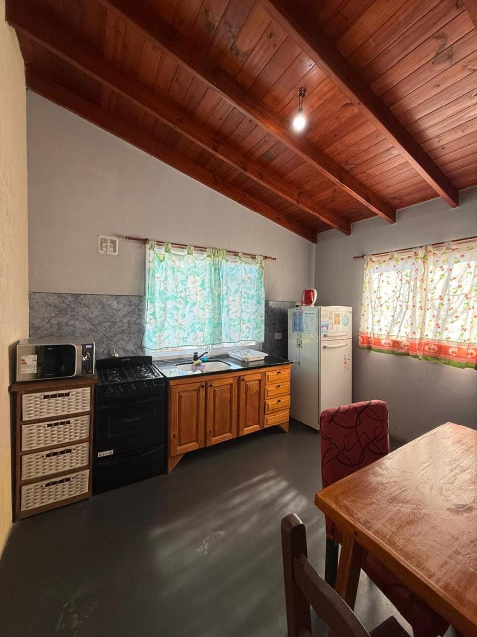 Kitchen or kitchenette, Dining area, oven